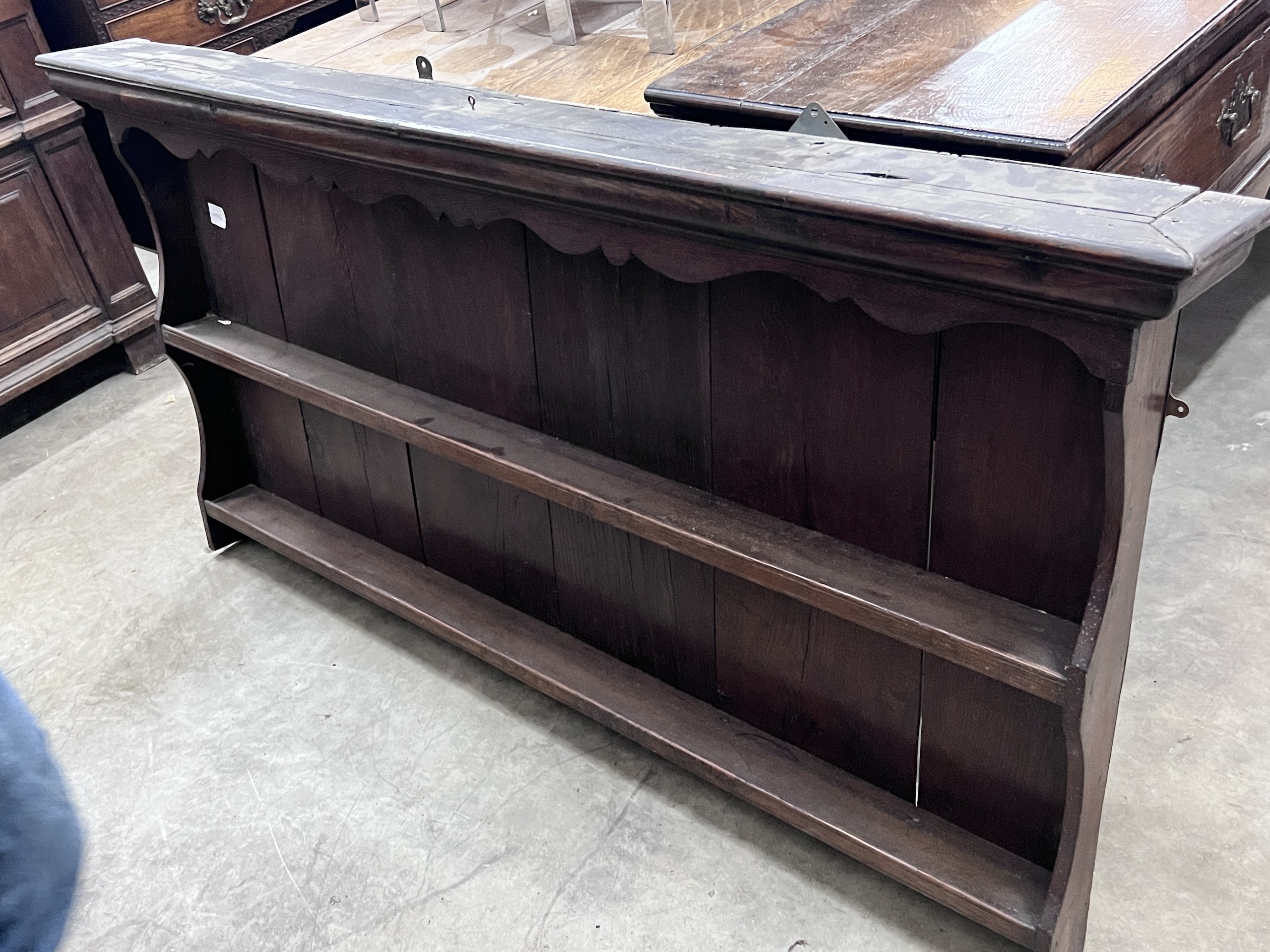 An early 18th century oak plate rack, width 163cm, height 83cm